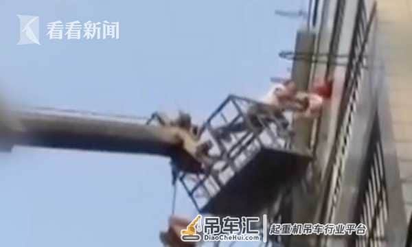 女童头卡5楼防盗窗身悬半空 他们开着吊车冲了过去……