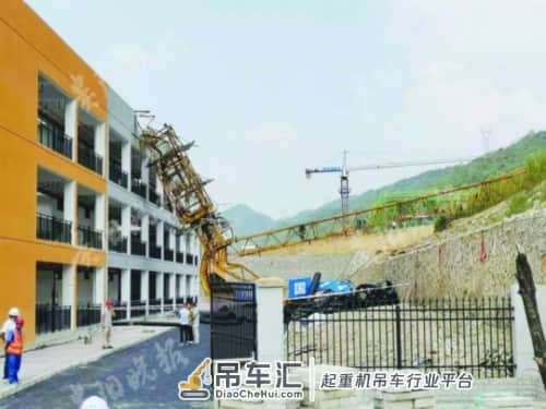20米塔吊倒塌 女司机“吓惨了”