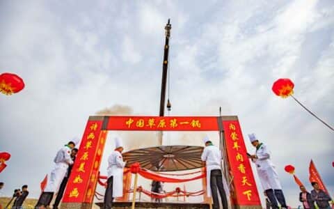 大锅盖要用吊车来掀，在达茂旗见证大世界基尼斯中国最大锅手扒肉