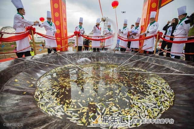 大锅盖要用吊车来掀,在达茂旗见证大世界基尼斯中国最大锅手扒肉