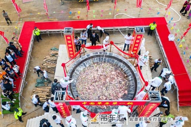 大锅盖要用吊车来掀,在达茂旗见证大世界基尼斯中国最大锅手扒肉
