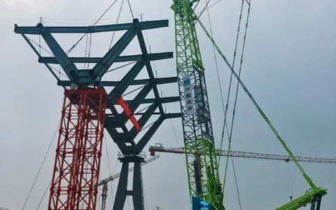 会展业新引擎！中联重科ZCC3000履带吊助建国家会展中心