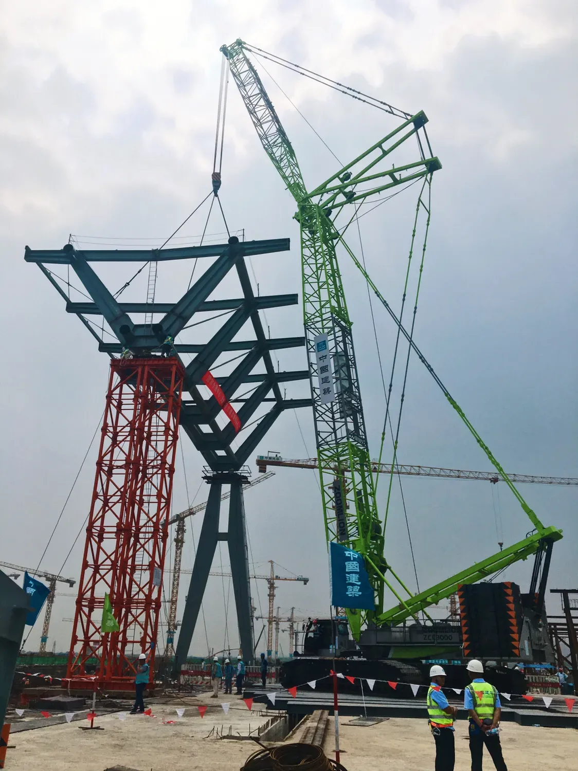 会展业新引擎！中联重科ZCC3000履带吊助建国家会展中心