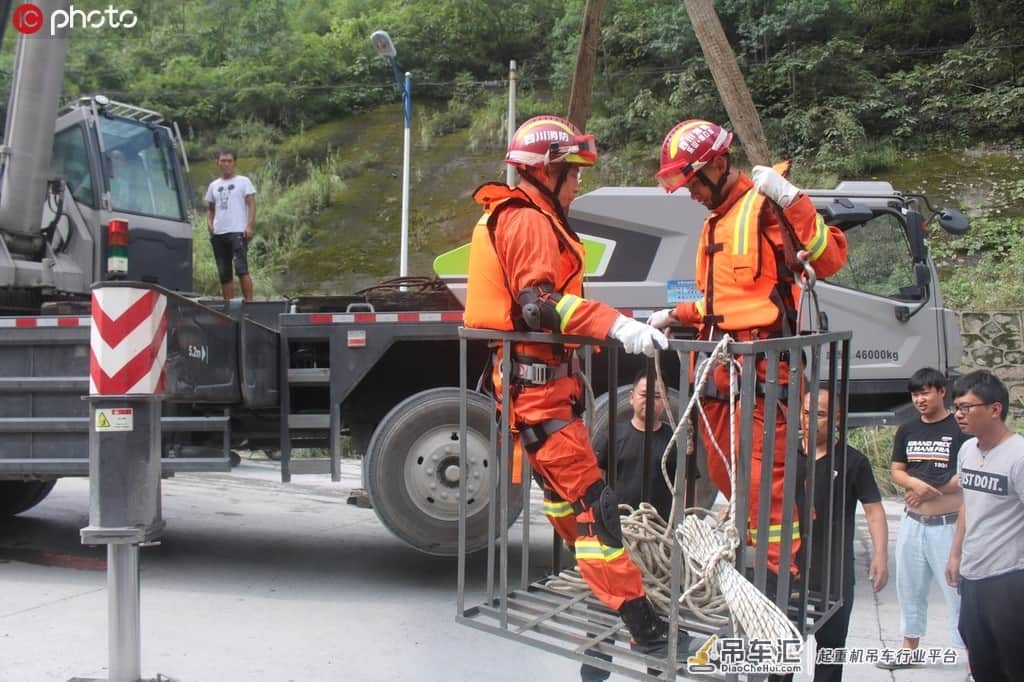 68岁老人被困洪水中 消防员利用吊车40米垂直下降成功营救
