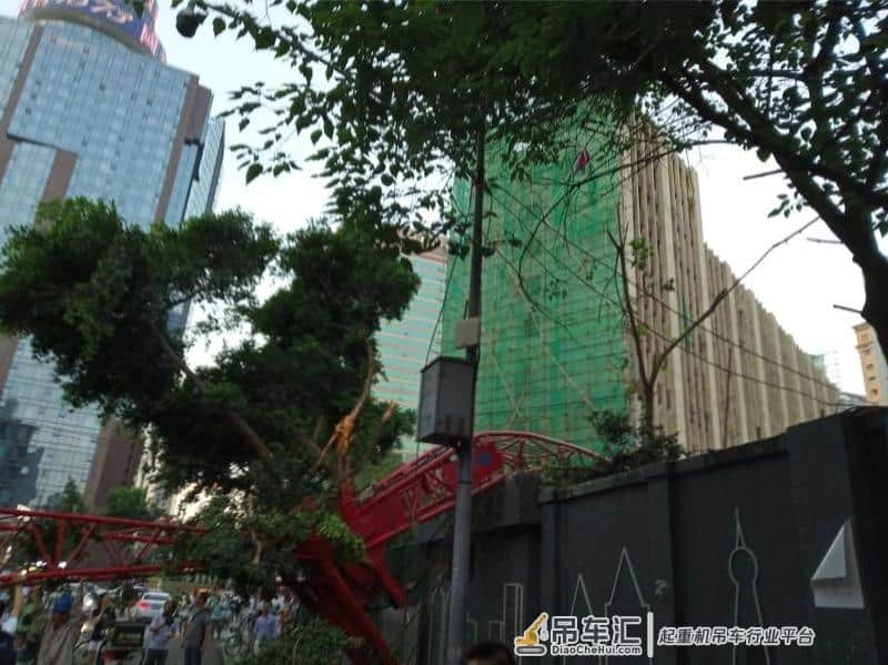 成都一工地吊车后翻致一死一伤,官方:涉事工地人员被控制
