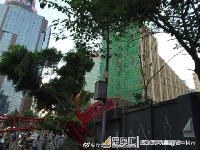 快讯!成都一工地吊车后翻致一死一伤,官方:涉事工地人员被控制