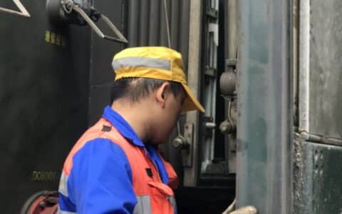 24小时不停歇，用汗水换来乘客的安全！带你走近列车吊车工