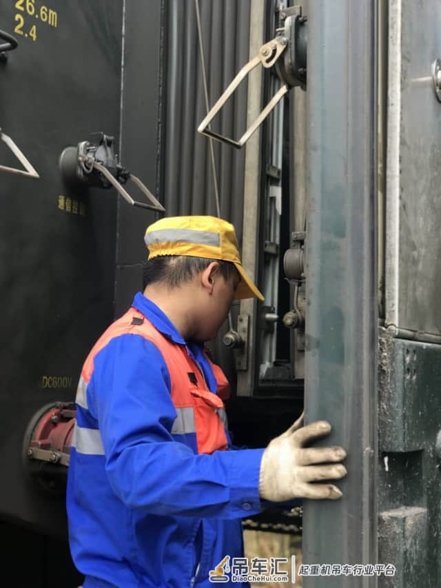 24小时不停歇,用汗水换来乘客的安全!带你走近列车吊车工