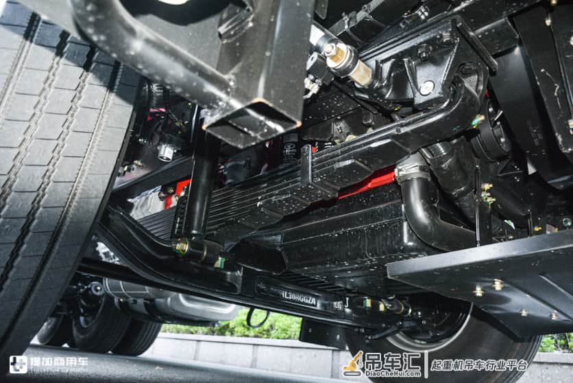 带您见识一款牵引车底盘随吊车,上装底盘配置给力,还是国六排放