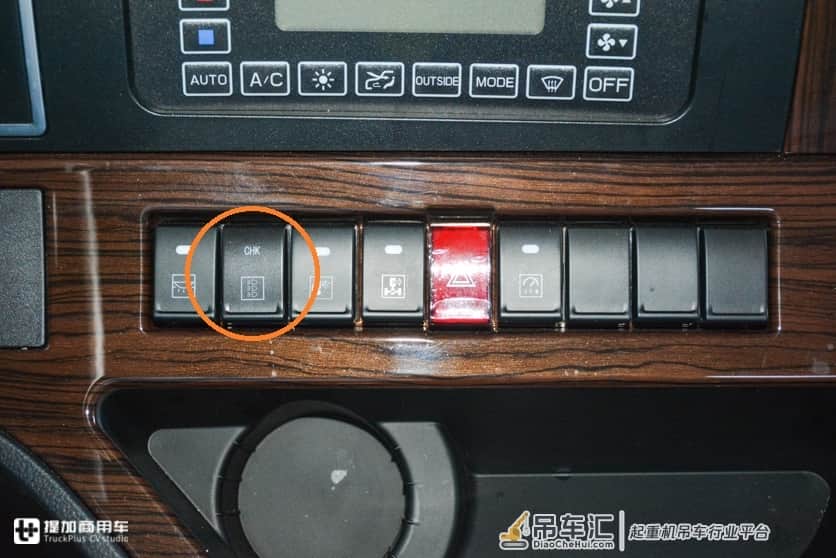 带您见识一款牵引车底盘随吊车,上装底盘配置给力,还是国六排放