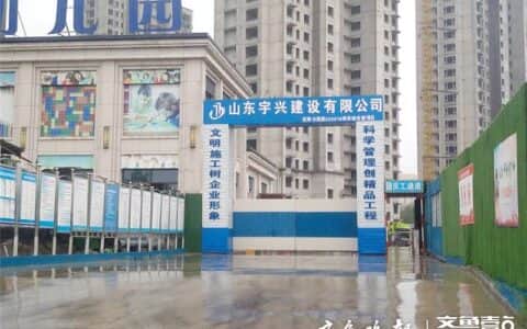 泮河大街龙湖公园里一在建工地施工过程中吊车发生侧翻，一人被困