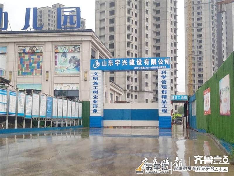 泮河大街龙湖公园里一在建工地施工过程中吊车发生侧翻,一人被困