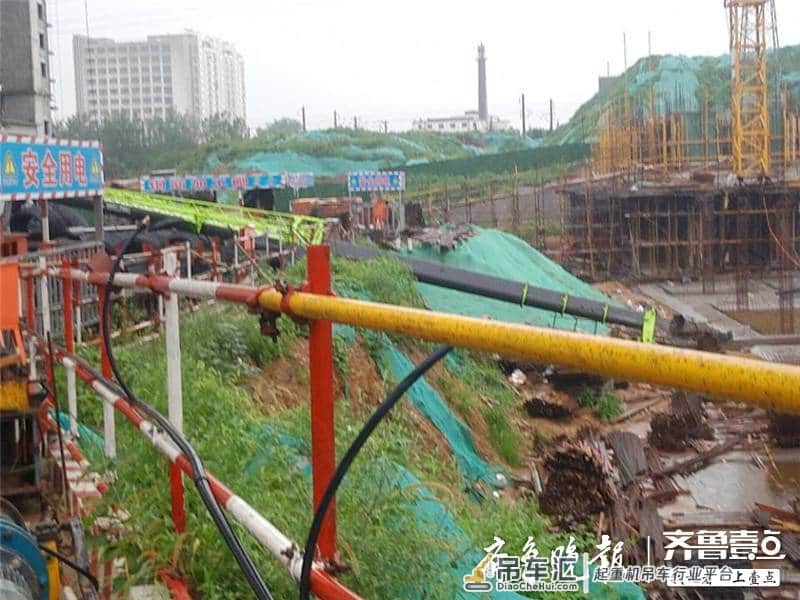 泮河大街龙湖公园里一在建工地施工过程中吊车发生侧翻,一人被困