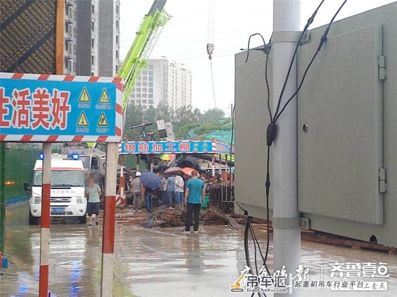泮河大街龙湖公园里一在建工地施工过程中吊车发生侧翻,一人被困