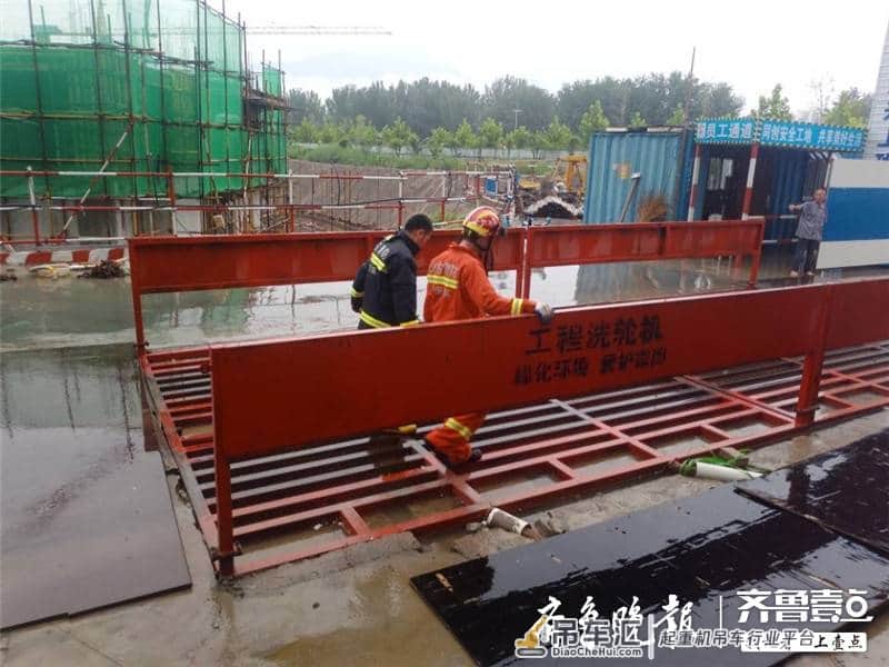 泮河大街龙湖公园里一在建工地施工过程中吊车发生侧翻,一人被困