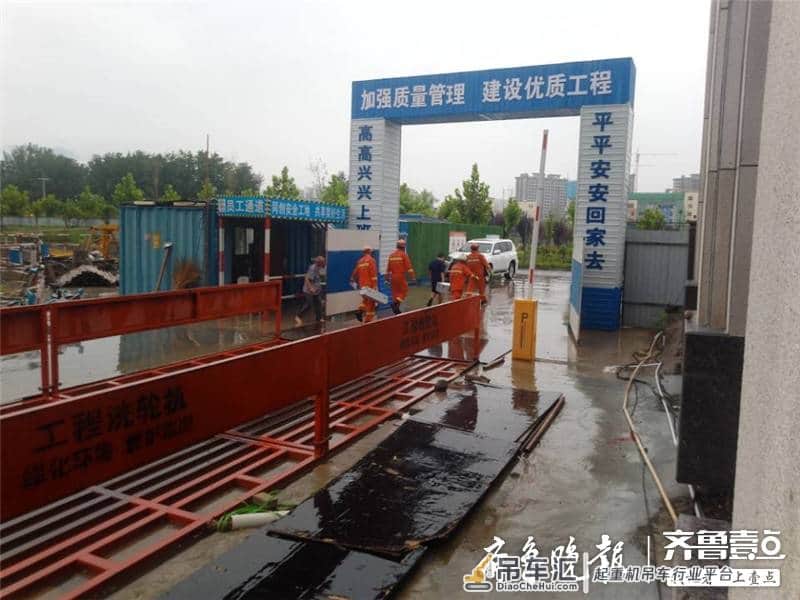 泮河大街龙湖公园里一在建工地施工过程中吊车发生侧翻,一人被困