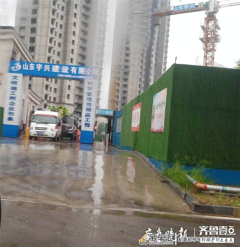 泮河大街龙湖公园里一在建工地施工过程中吊车发生侧翻,一人被困