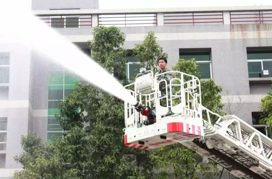 居民楼突发火灾,危急时刻“吊车侠”救人,不得不看的逃生攻略
