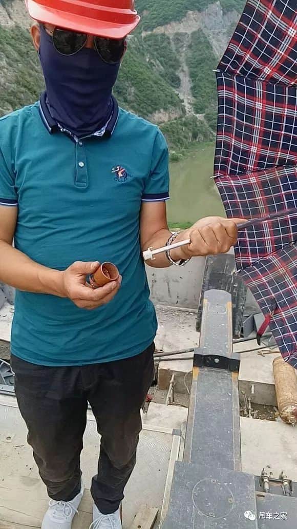 心塞!这台吊车做错了什么?500吨刚来就折臂