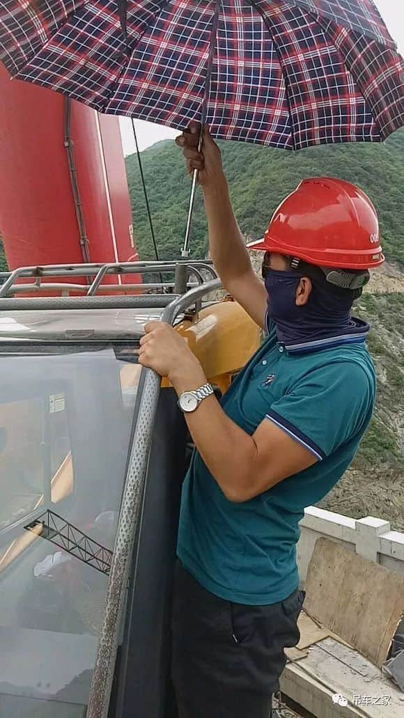 心塞!这台吊车做错了什么?500吨刚来就折臂