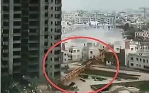突发！塔吊倒向闹市区，砸中轿车后致司机身亡