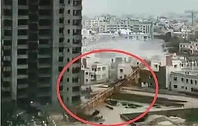 突发！塔吊倒向闹市区，砸中轿车后致司机身亡