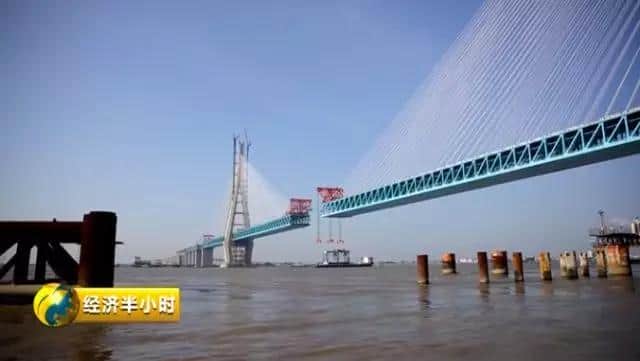 燃!在中国建设大桥,原来有这种“大力士”!轻松吊起1800吨的重物→