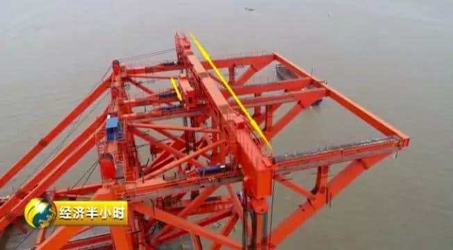 燃!在中国建设大桥,原来有这种“大力士”!轻松吊起1800吨的重物→