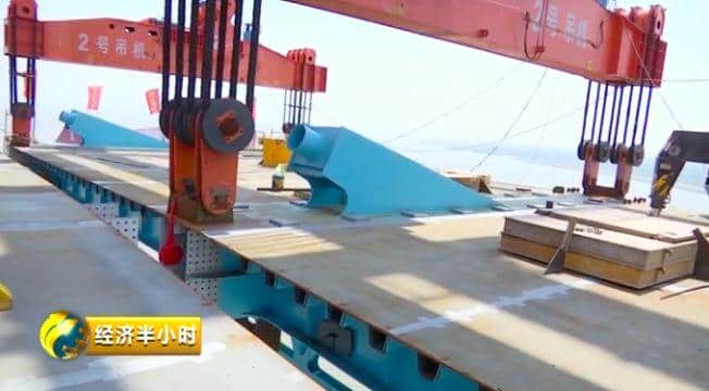 燃!在中国建设大桥,原来有这种“大力士”!轻松吊起1800吨的重物→