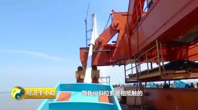 燃!在中国建设大桥,原来有这种“大力士”!轻松吊起1800吨的重物→
