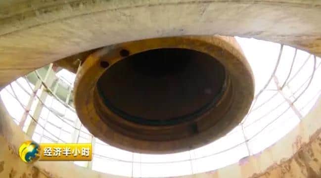 燃!在中国建设大桥,原来有这种“大力士”!轻松吊起1800吨的重物→