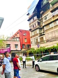 小区楼顶垂下一块巨大的铁板 社区调集吊车拆除隐患