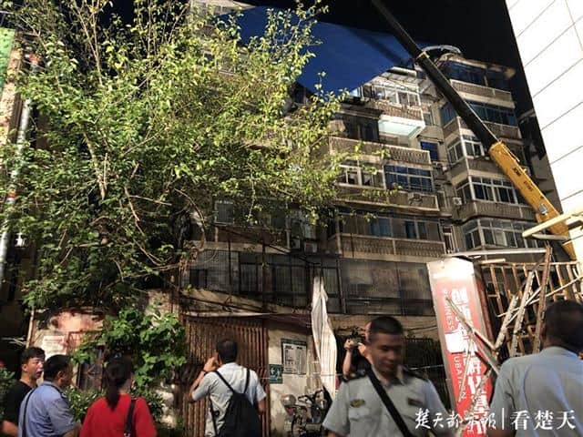 好险!小区楼顶“撇下”一块铁板子,社区调来吊车拆除排隐患