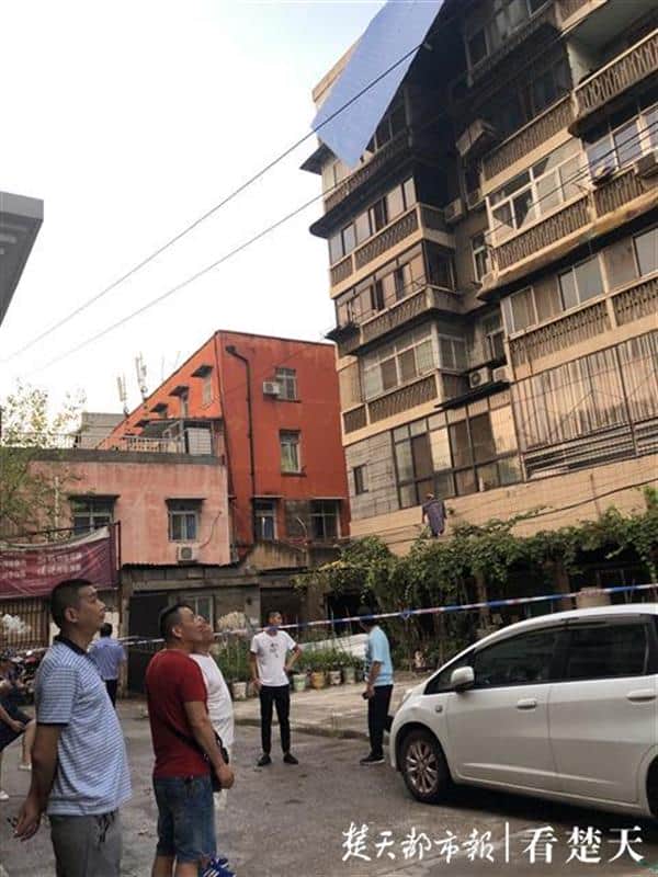 好险！小区楼顶“撇下”一块铁板子，社区调来吊车拆除排隐患