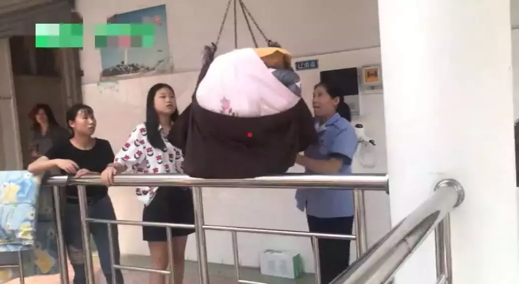 又是别人的学校!用吊车给新生搬行李,这波操作获赞