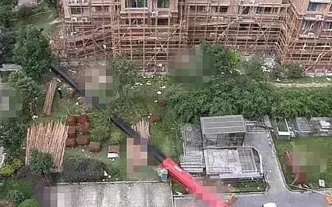 违规作业致吊车侧翻，3辆轿车被砸坏！这份安全作业规范要牢记