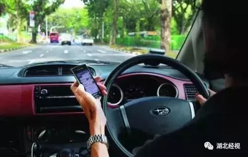吊车司机开车时这样干,同行怒而举报:我师傅就是这么没的