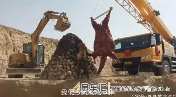 土豪花费6万元吃烤骆驼，用吊车吊起来烤，网友：最“硬核”烤肉