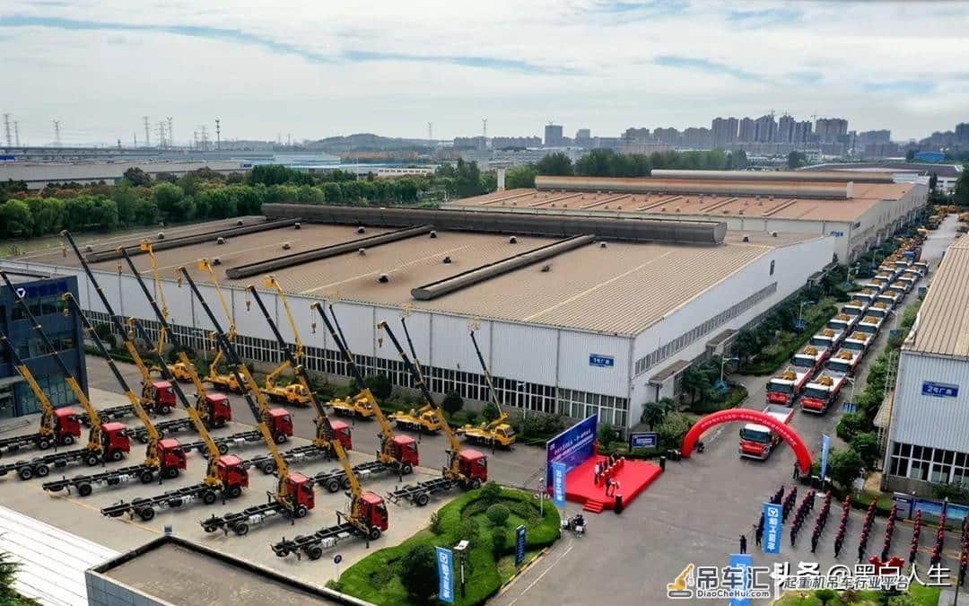 50台重器抱团出海!徐工、福田一体化随车起重机进军中东
