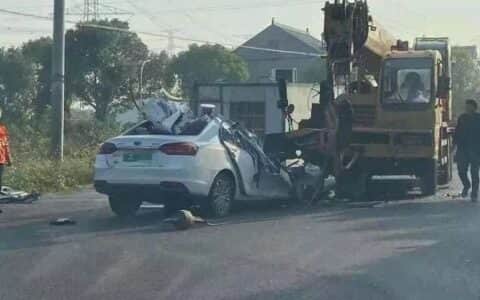 痛心！嘉兴一小车撞上大吊车，车身四分五裂，司机不幸身亡