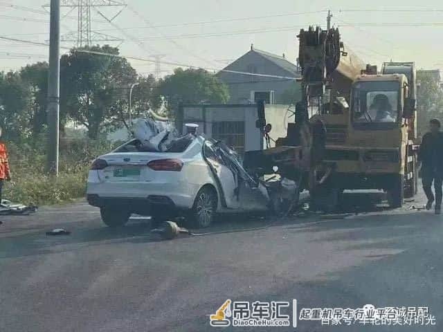 痛心!嘉兴一小车撞上大吊车,车身四分五裂,司机不幸身亡
