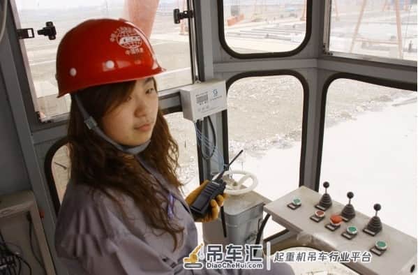 实拍：开吊车的年轻女孩，每天爬高上低，技术娴熟