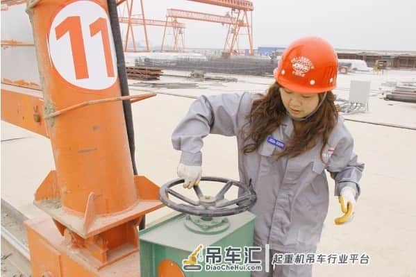 实拍：开吊车的年轻女孩，每天爬高上低，技术娴熟