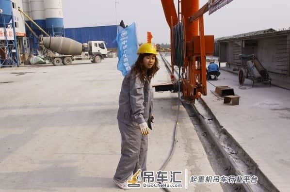 实拍：开吊车的年轻女孩，每天爬高上低，技术娴熟