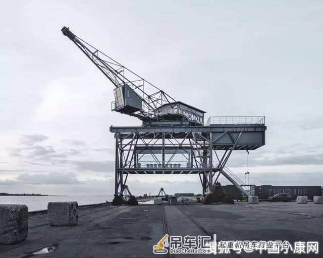 舰载机是如何上航母的,飞上去还是吊上去,为何美航母上有起重机