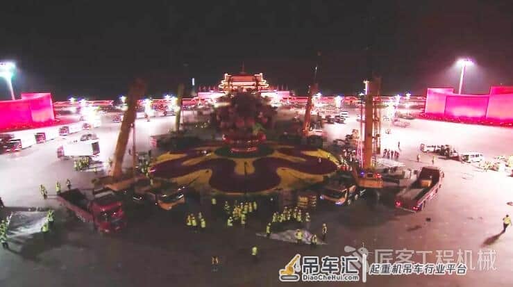 天安门主题花坛一夜完工,这些吊车功不可没