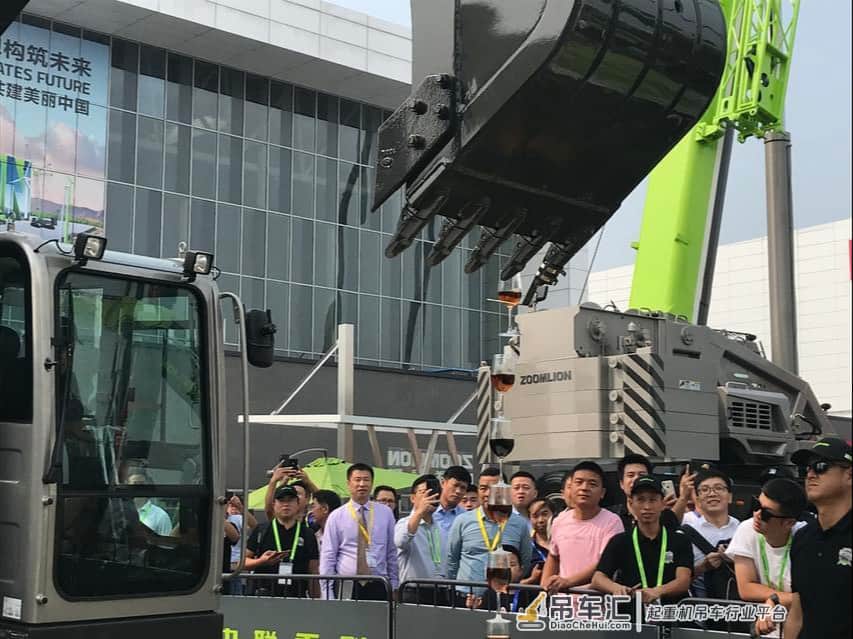 中联重科土方机械E-10系列新品震撼发布 现场演示5G远程操控