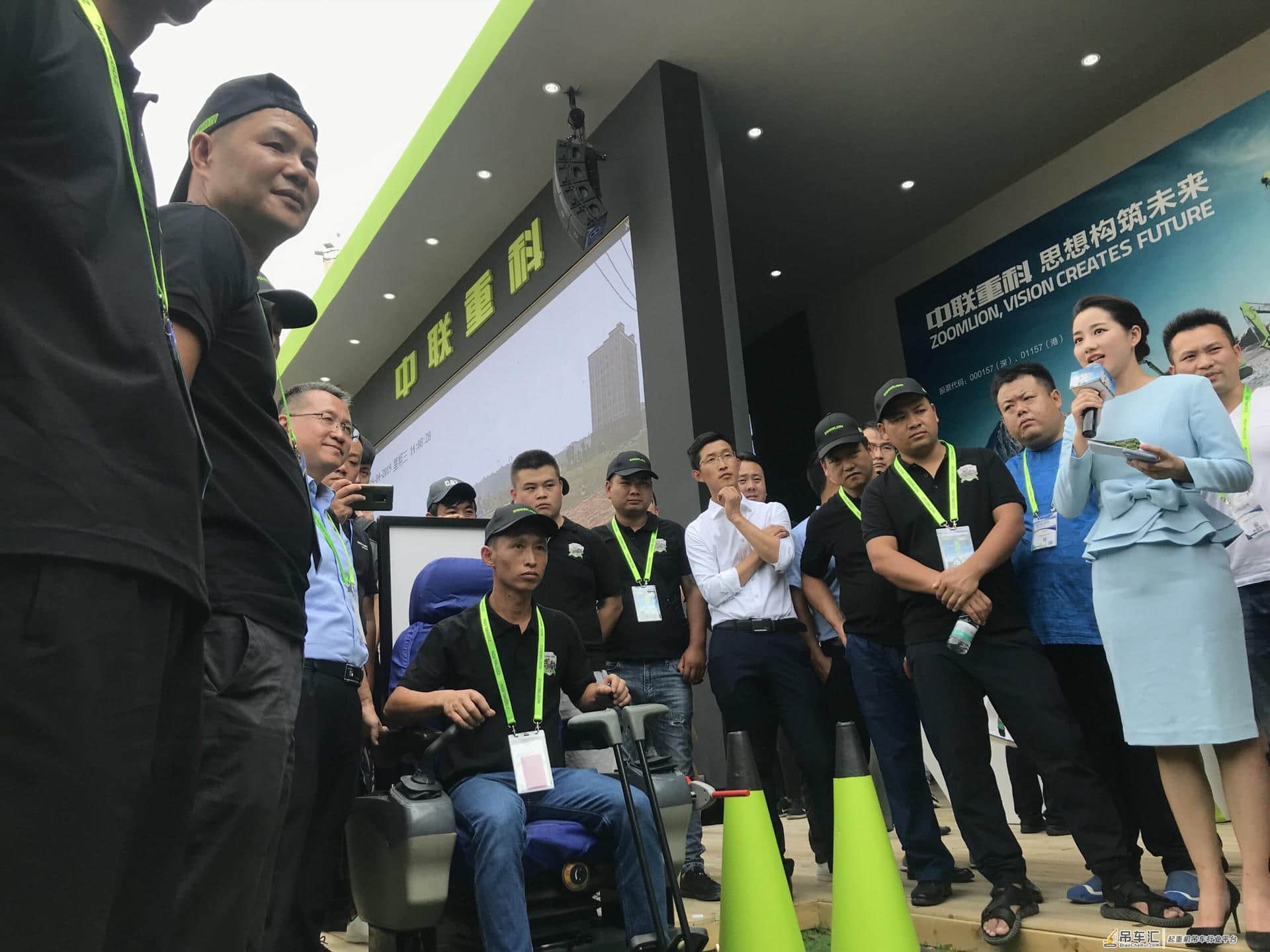 中联重科土方机械E-10系列新品震撼发布 现场演示5G远程操控