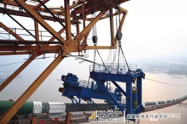 资讯丨一次起吊重量相当于600辆小汽车 镇江长江大桥首台缆载起重机安装到位