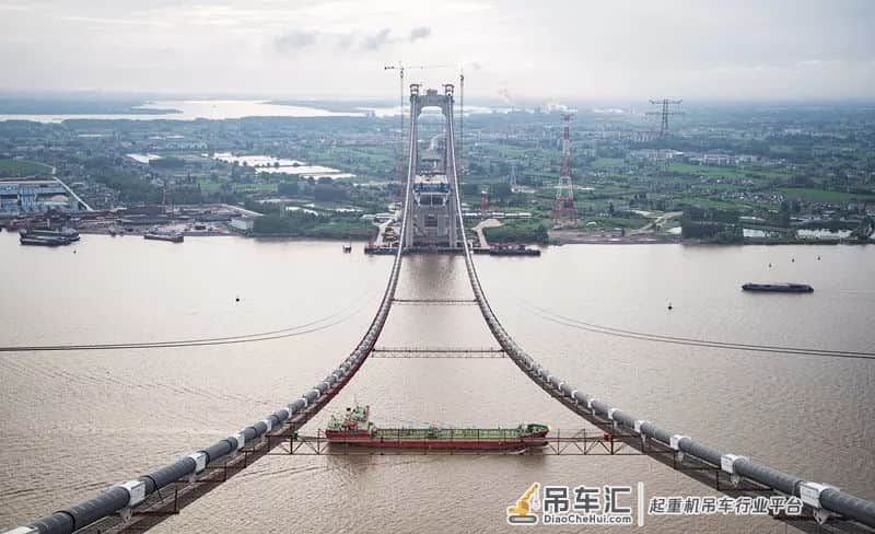资讯丨一次起吊重量相当于600辆小汽车 镇江长江大桥首台缆载起重机安装到位